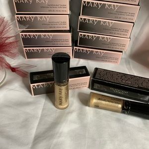 😍. Lip Gloss Mary Kay NWT